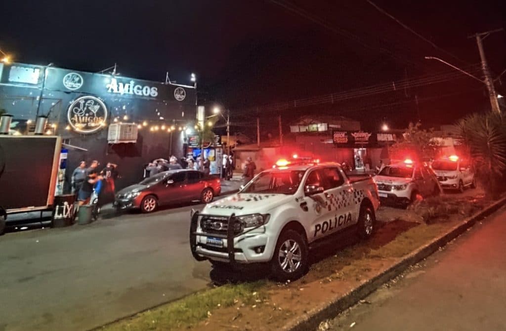 PM fiscaliza bares e aborda 55 pessoas em Limeira