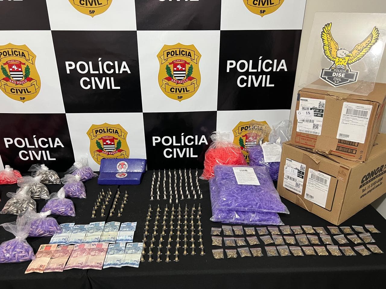 Polícia apreende drogas com nomes de traficantes famosos