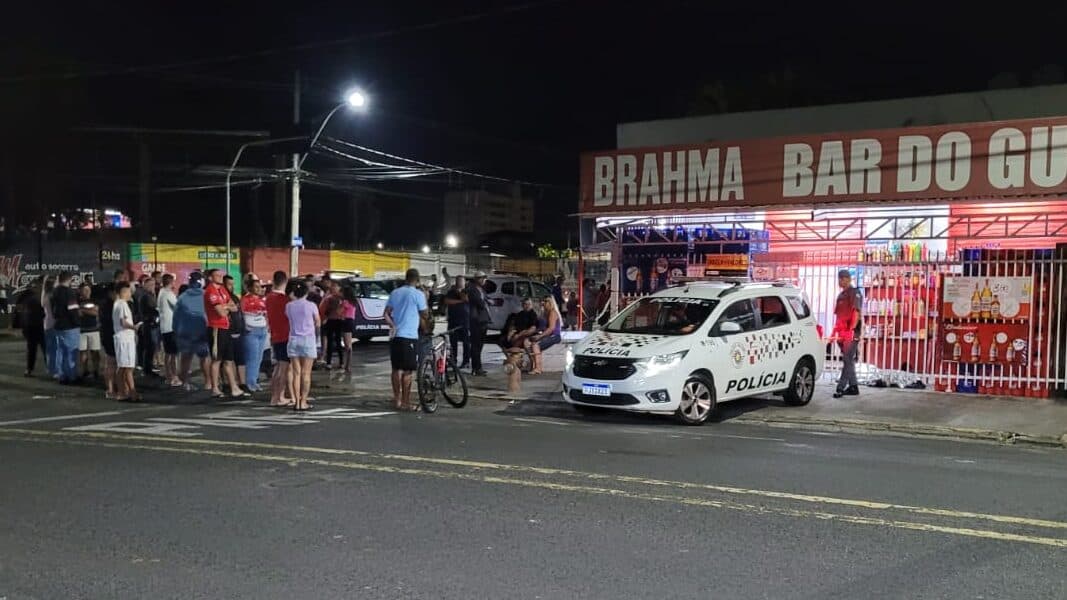 Homem é assassinado a tiros em bar na zona sul