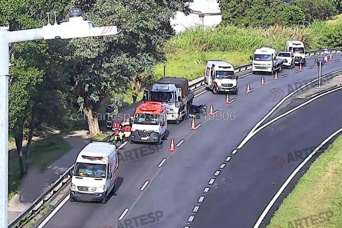 Motociclista bate em caminhão e fica gravemente ferido