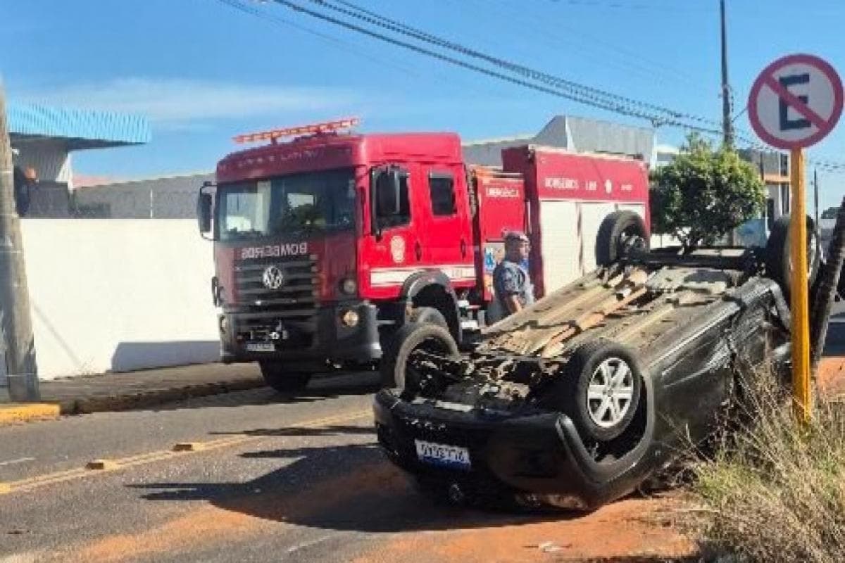 Carro capota após colisão em cruzamento de Bauru