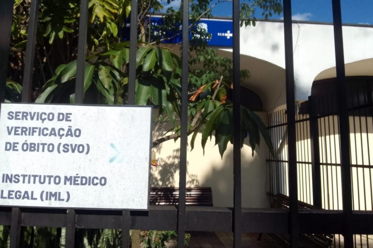 Homem morre atropelado após dormir sob caminhão