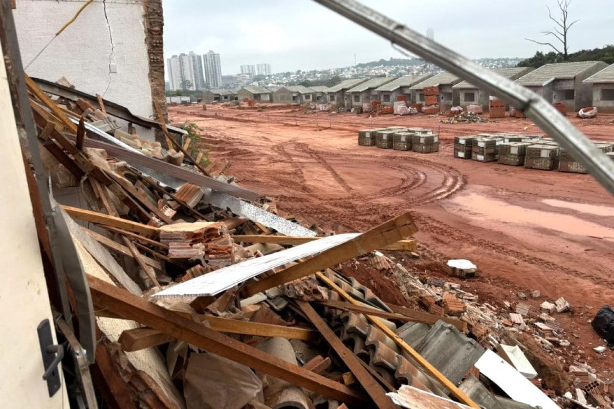 Casa desaba em Bauru e deixa destroços