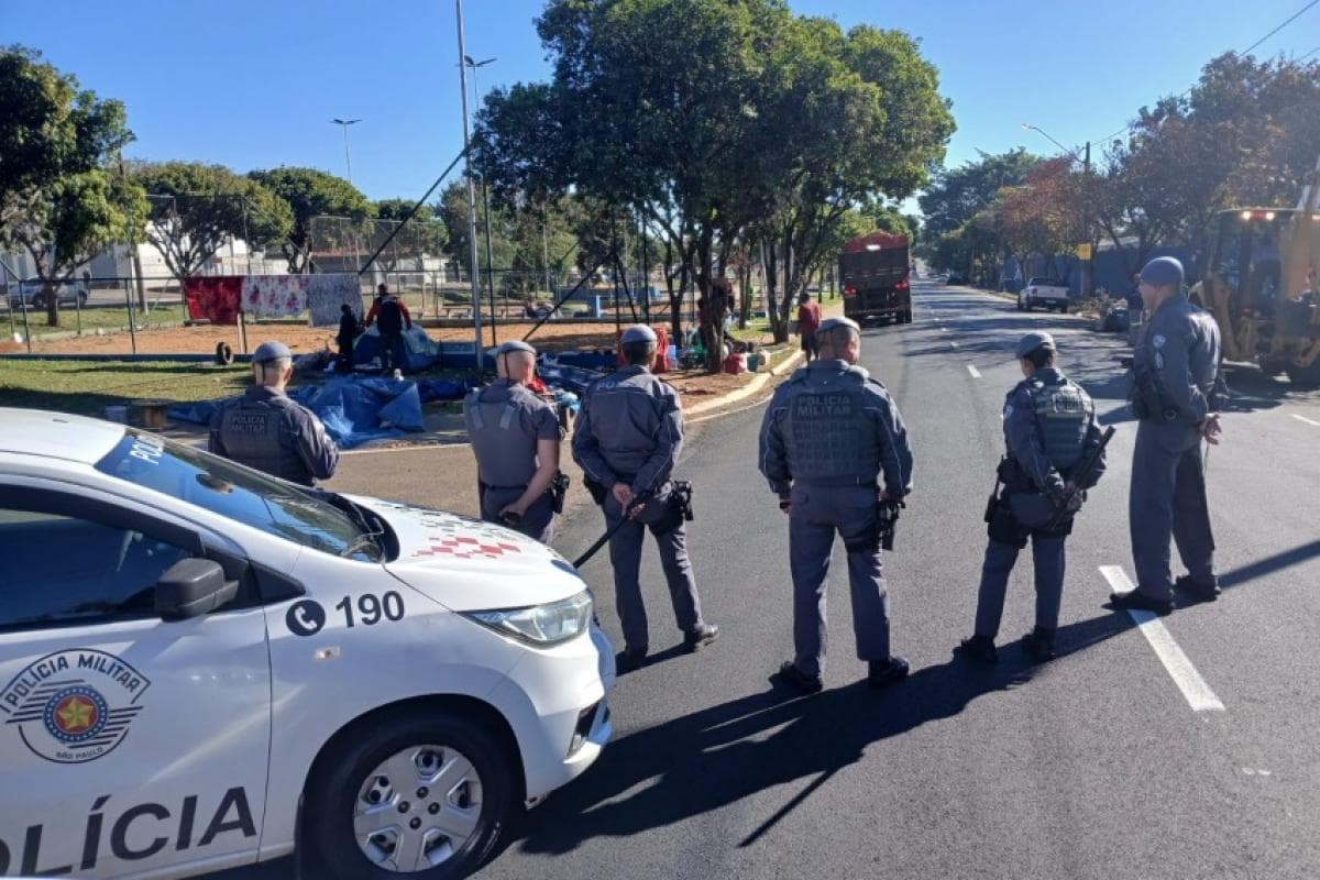 Operação remove barracas de moradores de rua em Franca