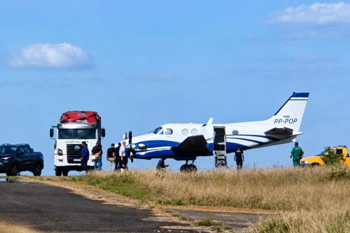 Avião faz pouso de emergência e fecha aeroporto