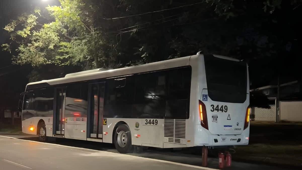 Ônibus solta fumaça após roda travar em avenida