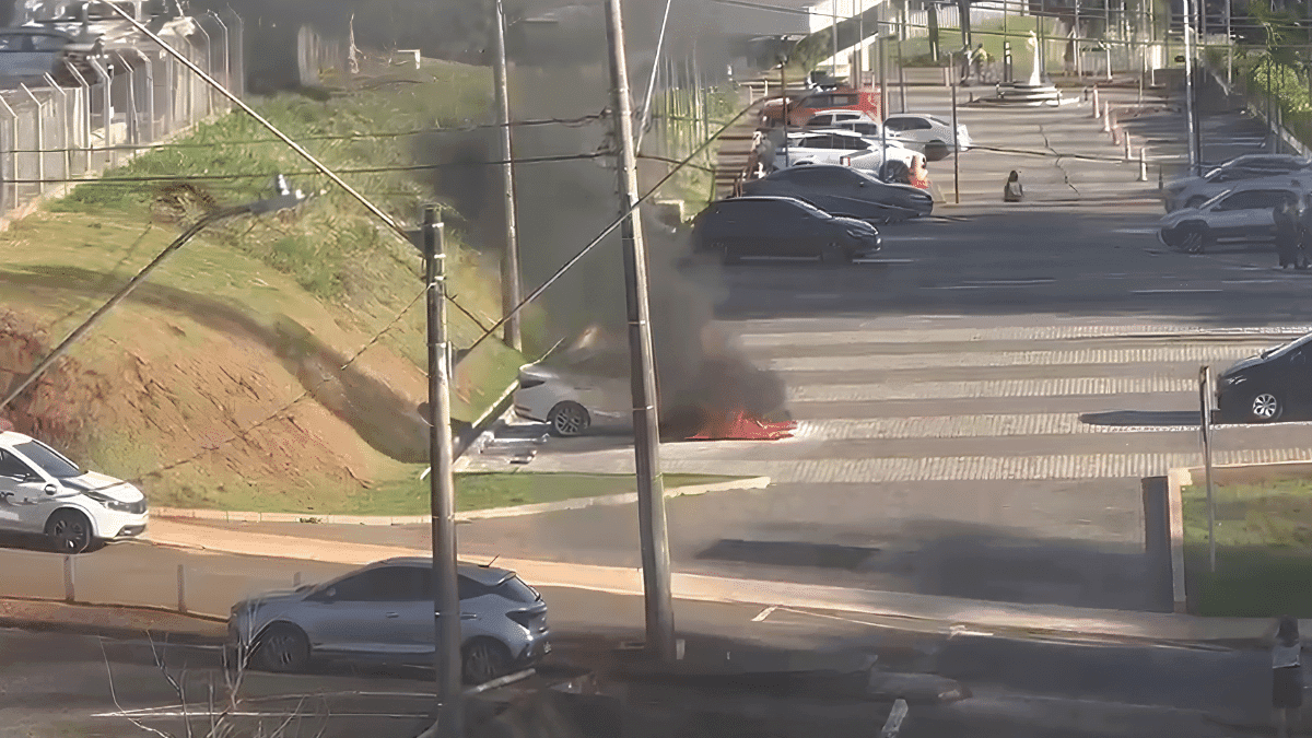Carro pega fogo em estacionamento da Unicamp