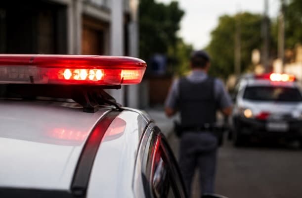 Jovem detém invasor flagrado por câmeras em residência