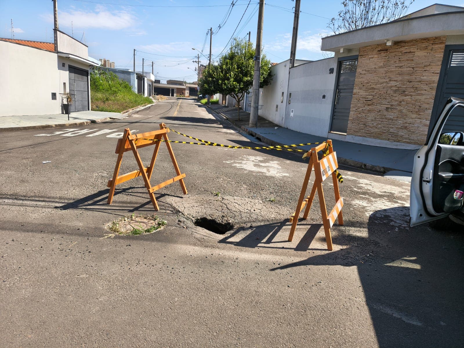 Buraco na Avenida 65 preocupa moradores há meses