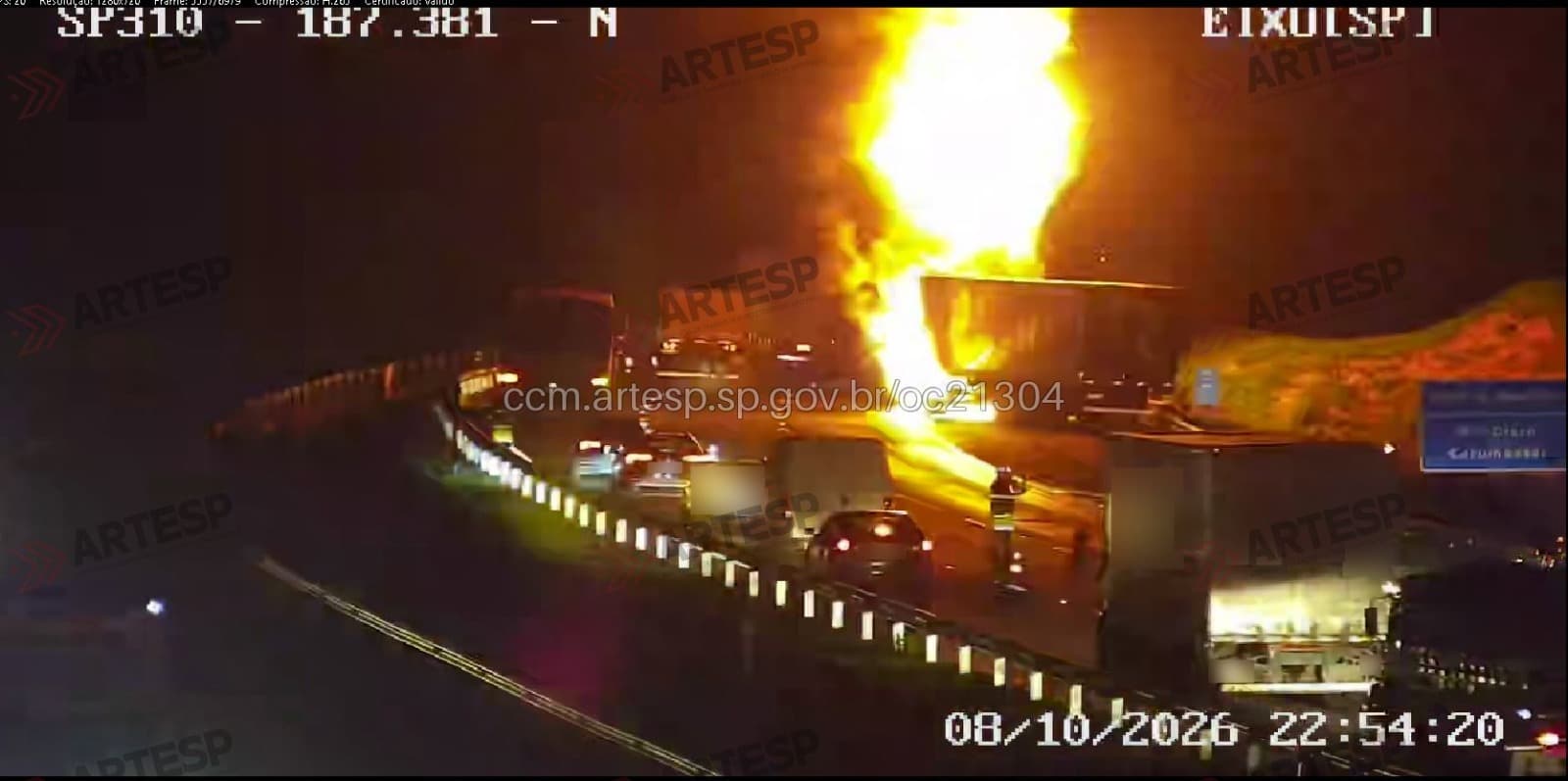Incêndio em carreta fecha rodovia em Rio Claro