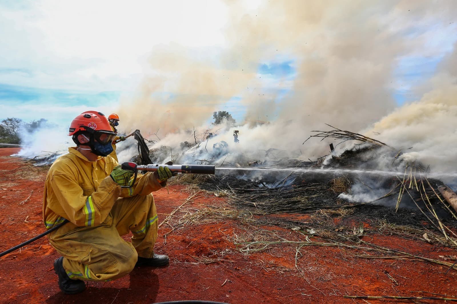 Defesa Civil emite alerta de emergência para incêndios