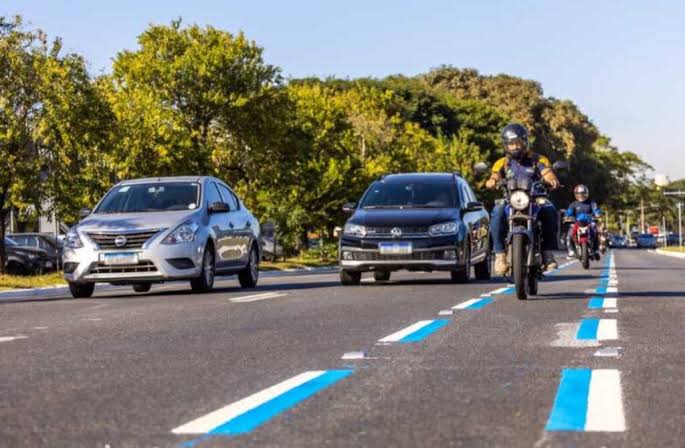 Franca debate faixa exclusiva para motocicletas