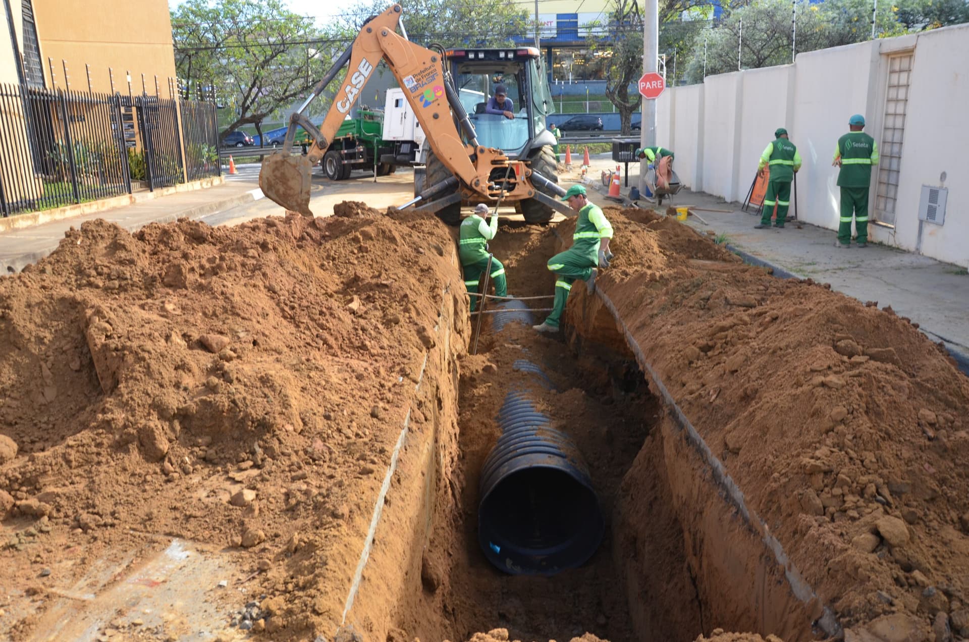 Obra recupera galeria pluvial no bairro São José