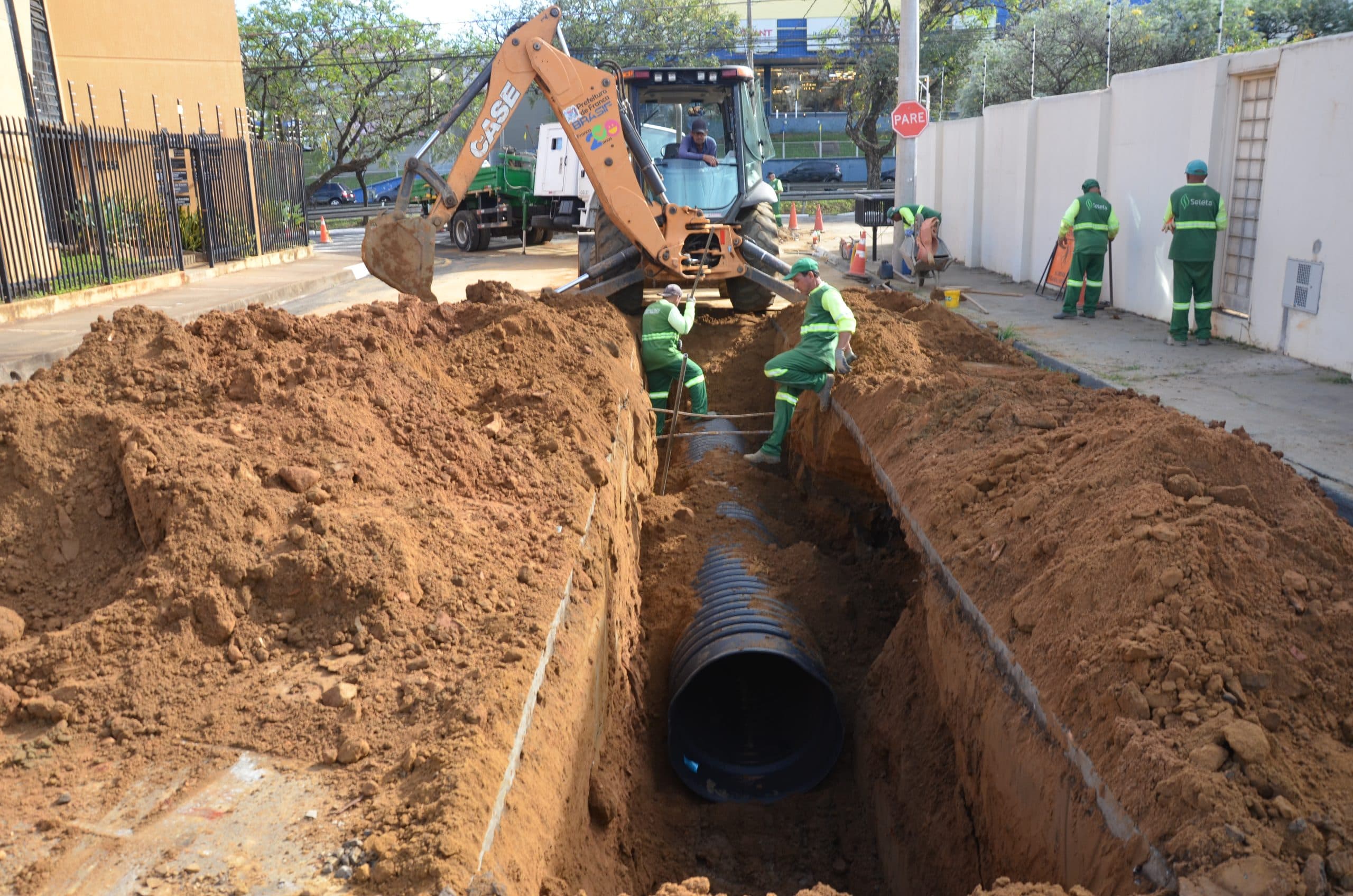 Obra recupera galeria pluvial no bairro São José