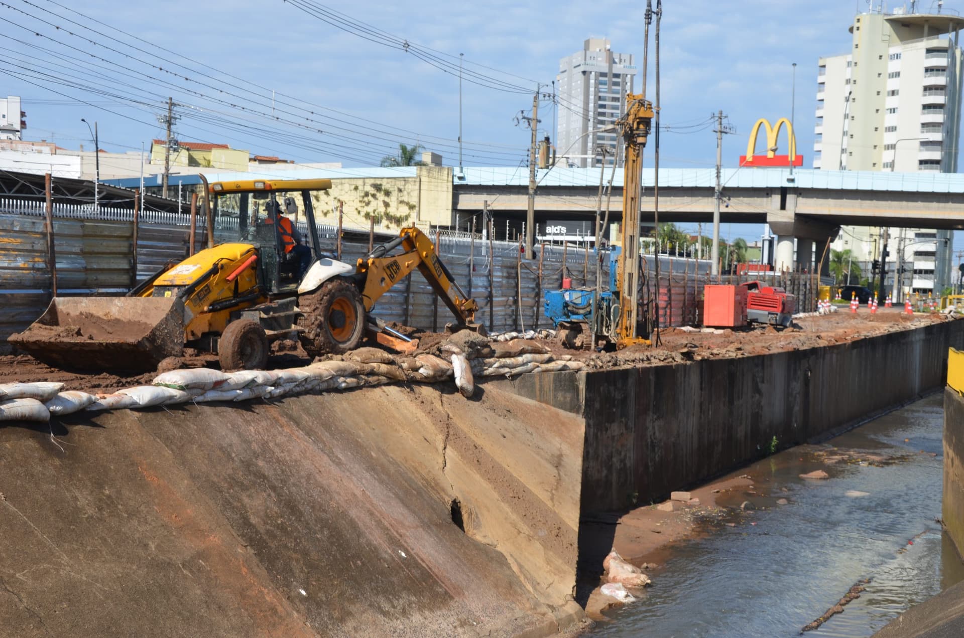 Obras de drenagem alteram trânsito em Franca
