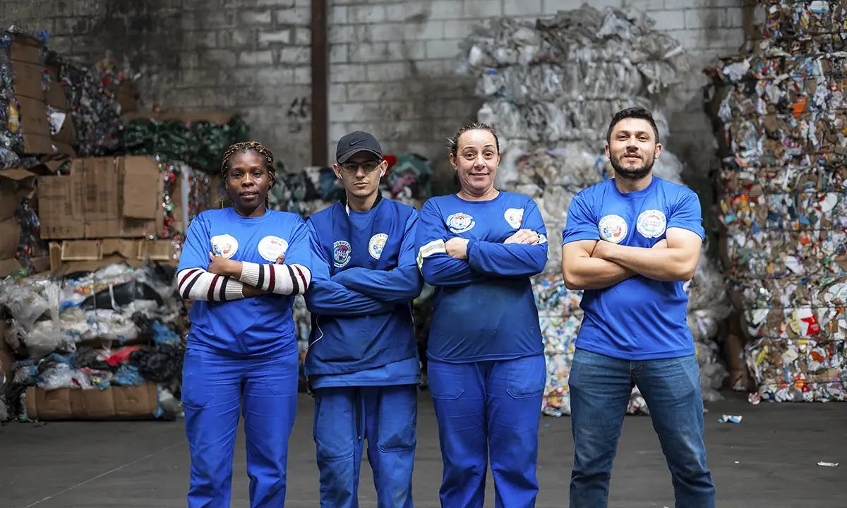 Fundo Social doa cobertores e alimentos a catadores