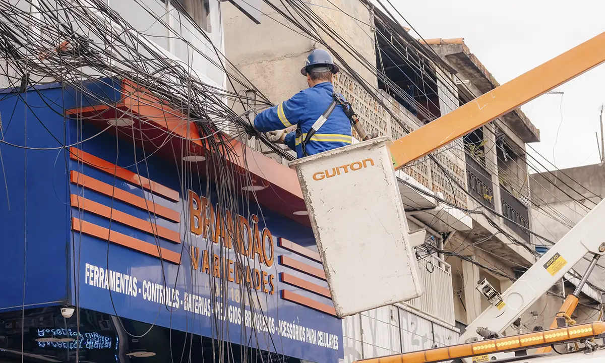 São Bernardo remove fiação irregular na Avenida Luiz Pequini