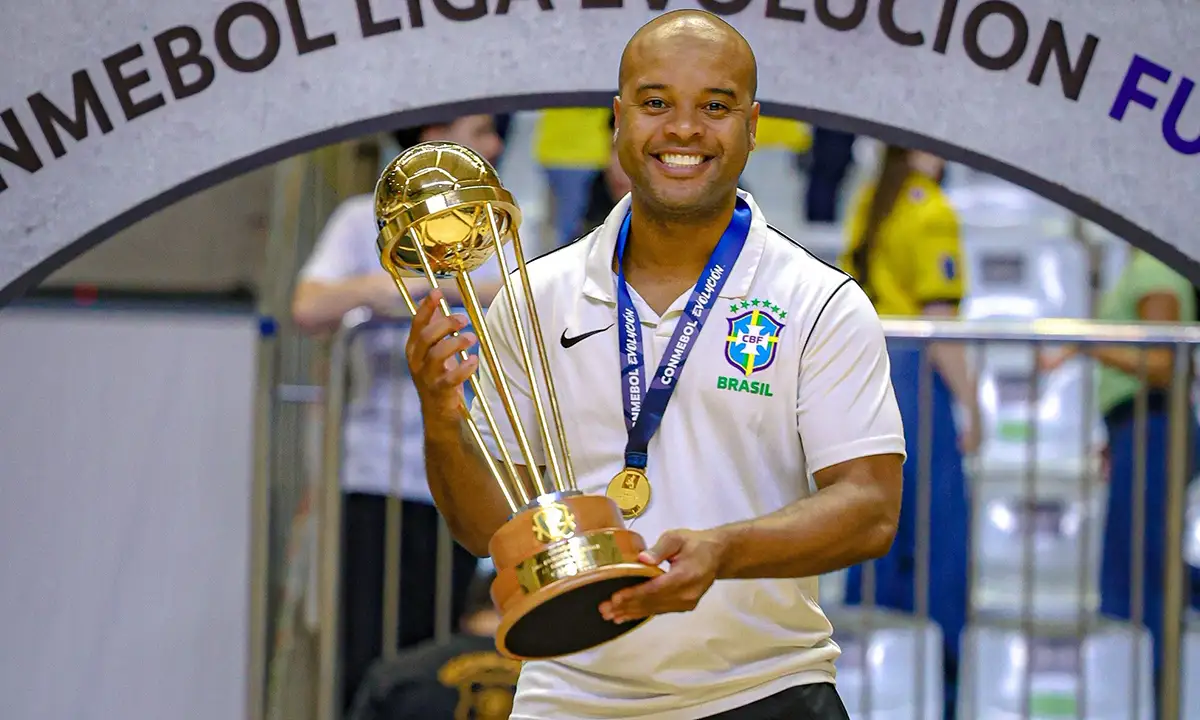 Técnico da Seleção Brasileira treina jovens em São Caetano