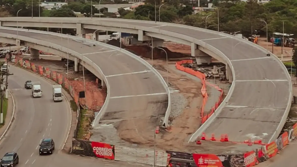 Ponte Ribeirão dos Couros avança na construção