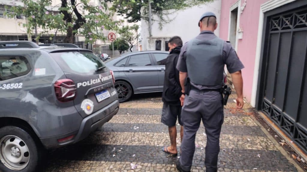 Homem é preso por tráfico próximo a quadra esportiva