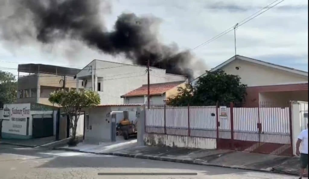 Incêndio destrói fábrica de brinquedos em Limeira