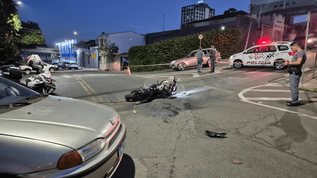 Jovem bate moto em carro ao fugir da ROCAM