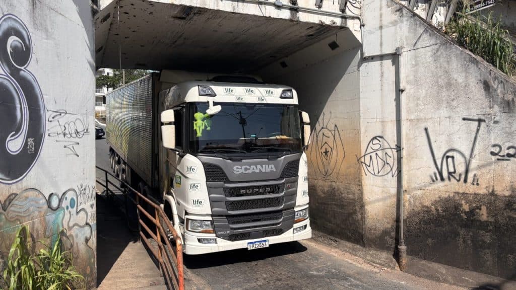 Caminhão fica enroscado ao passar pela Ponte Preta