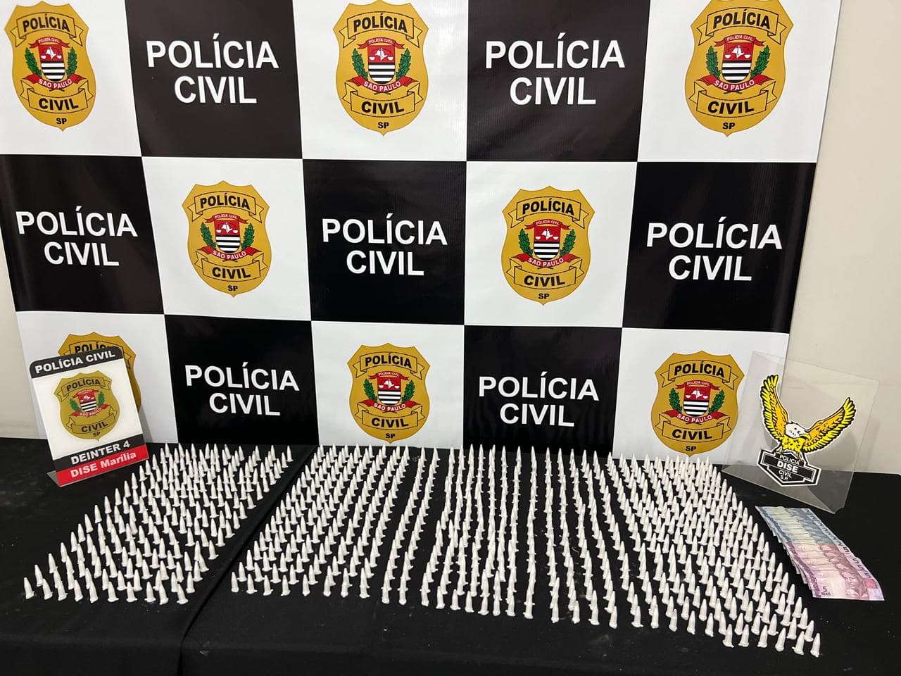 Dise prende três e apreende mil pinos em Marília