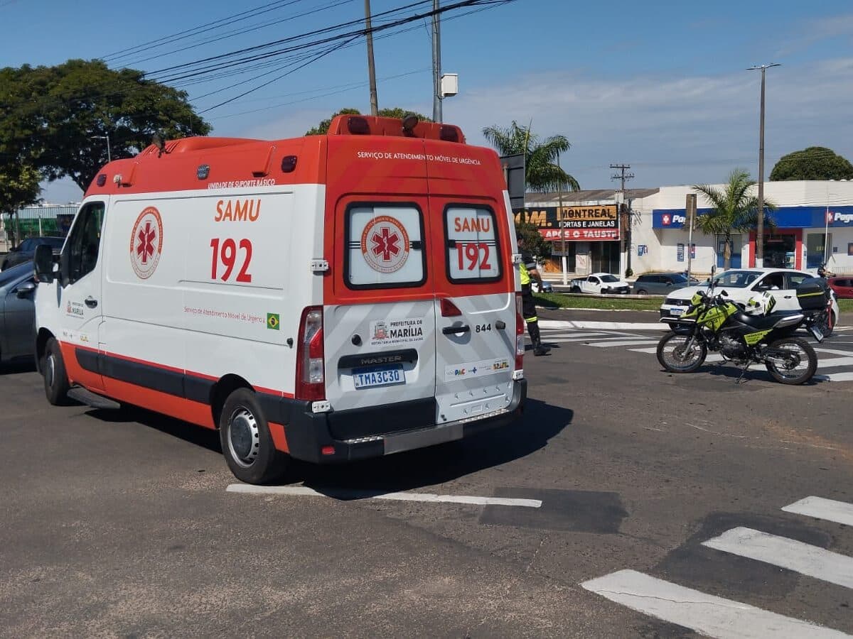 Motociclista ferido em colisão no centro de Marília