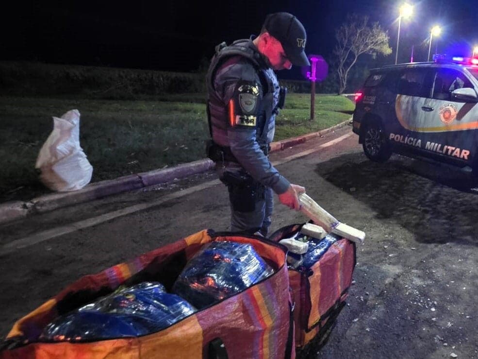 Bolivianos presos com 71 kg de drogas em ônibus