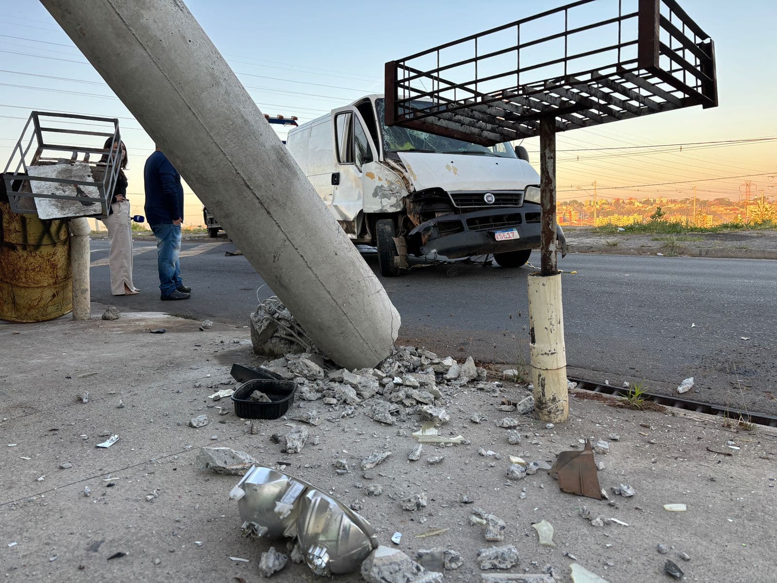 Van derruba poste e motorista foge em Campinas