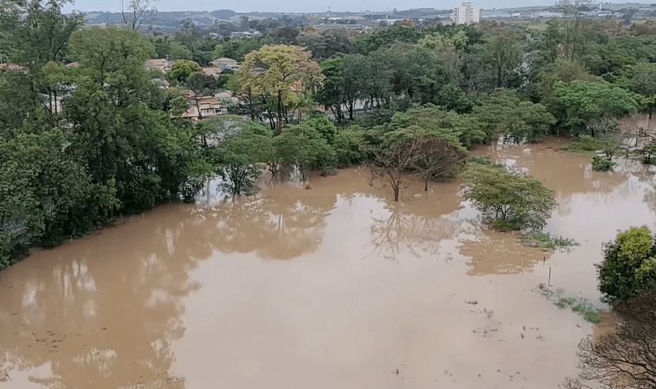 Rio Capivari segue acima do nível de transbordamento