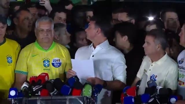 Flávio Bolsonaro não reconhece derrota e vai pedir anulação da eleição