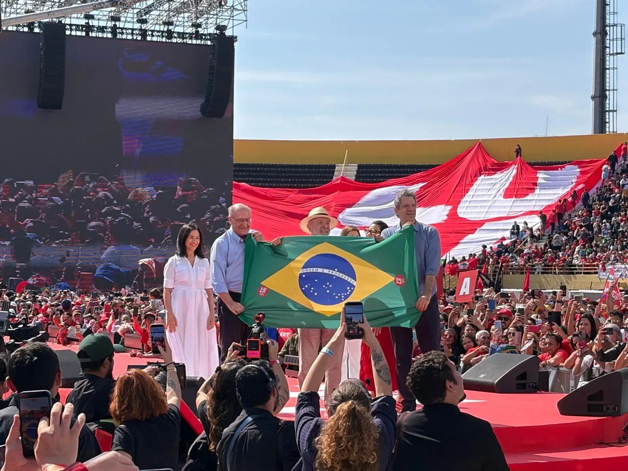 Lula lança campanha à reeleição no ABC e diz que não permitirá volta da direita