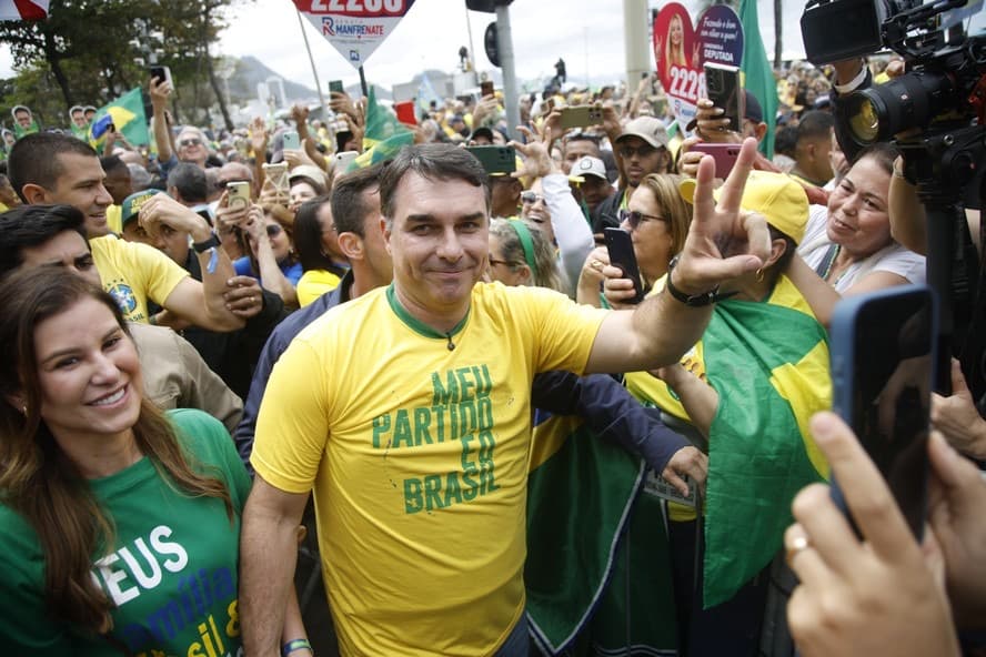 Flávio Bolsonaro inicia campanha presidencial com ato em Copacabana e mira governo Lula
