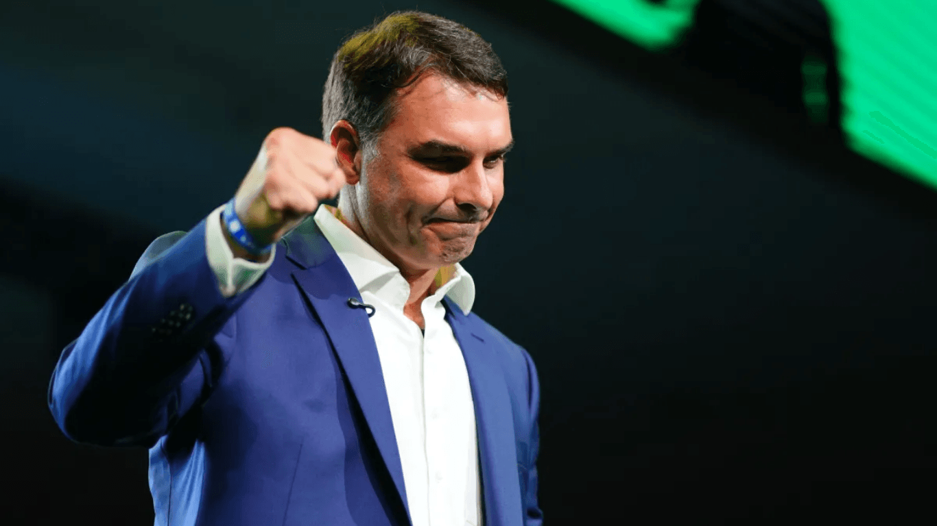 Flávio Bolsonaro mira ABC e critica economia de Lula