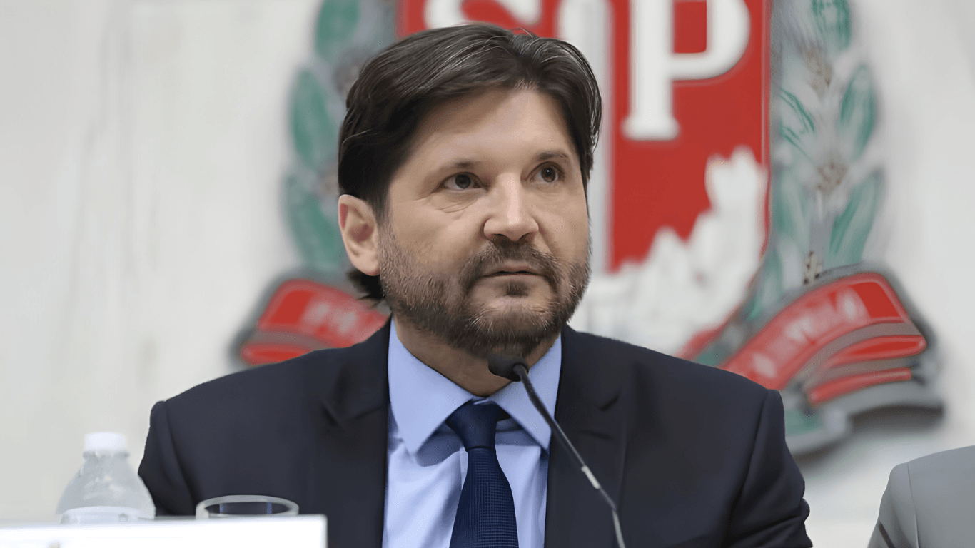 André do Prado cobra reação do Senado diante do STF