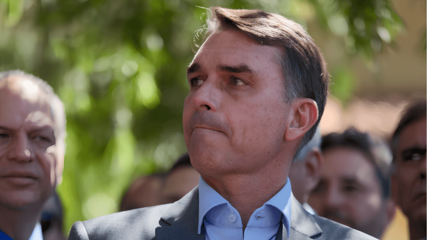 Votação em áreas de milícia no Rio levanta questões sobre Flávio Bolsonaro