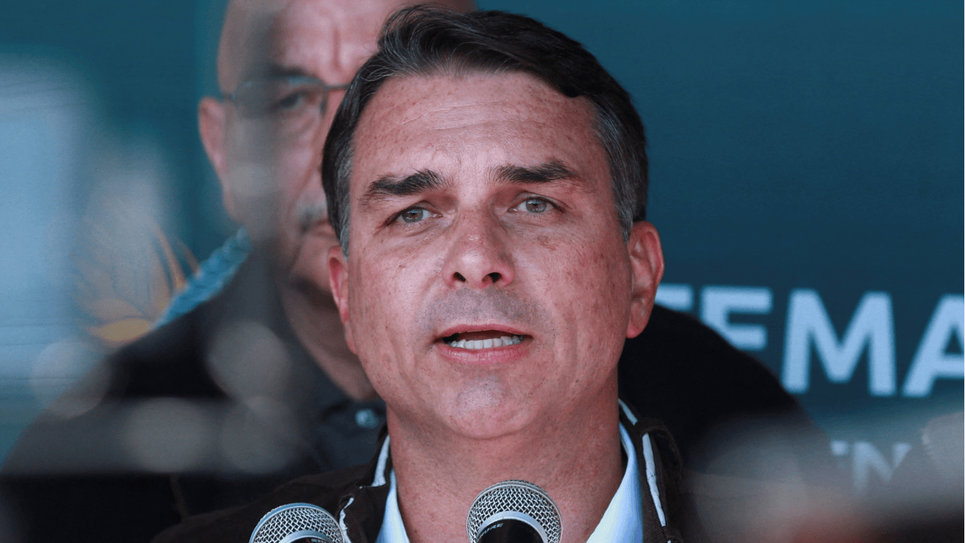Flávio Bolsonaro convoca apoiadores às redes mesmo sob risco de bloqueio
