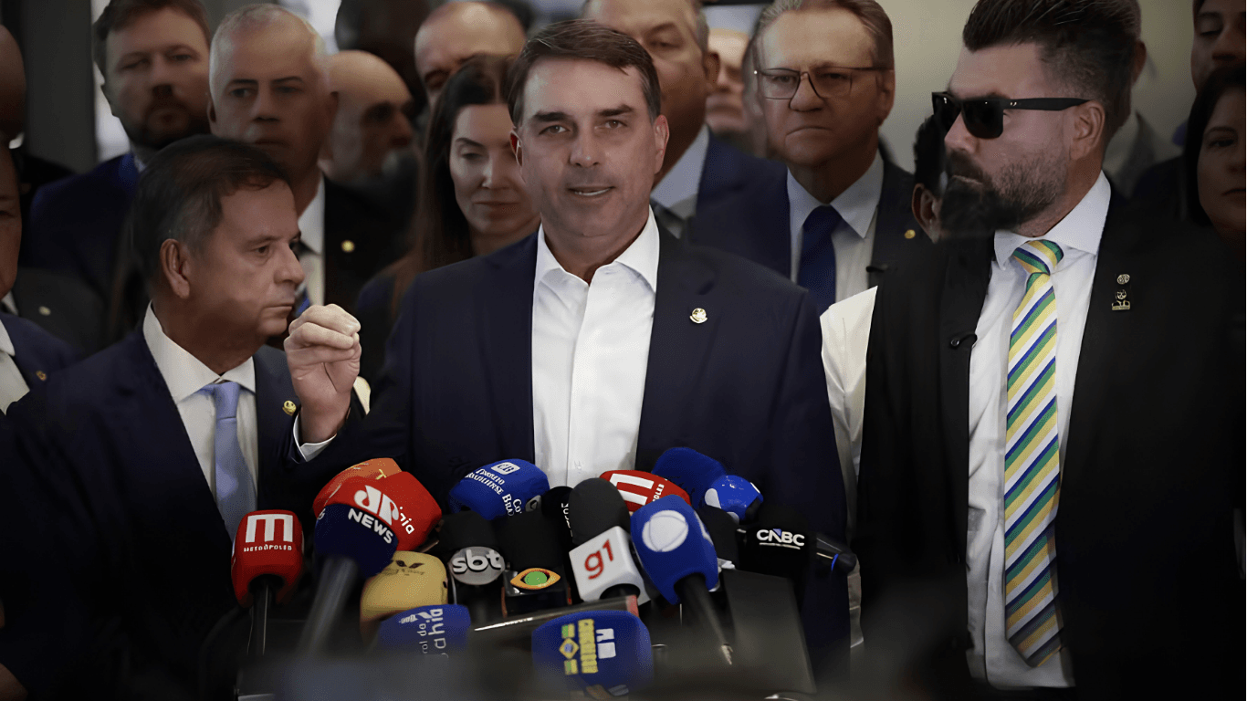 PL convoca reunião de emergência após notícias sobre viagem de Flávio Bolsonaro