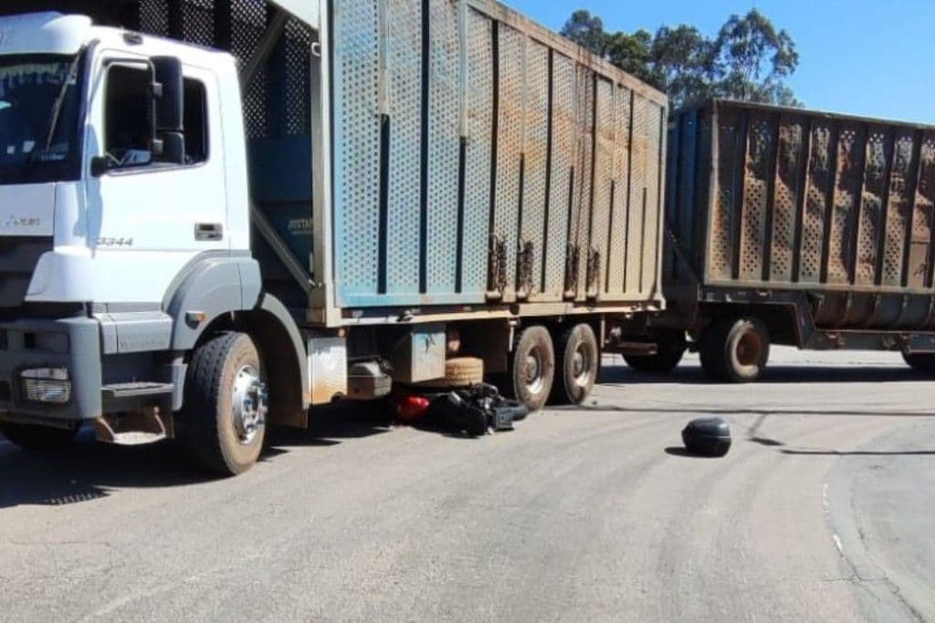 Motociclista fica ferida após colisão com caminhão em rotatória
