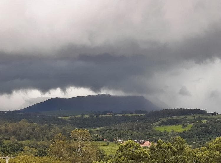 Frio e chuva marcam a terça-feira em cidade do interior de São Paulo