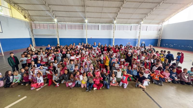 São Pedro entrega 420 uniformes esportivos para alunos da rede municipal