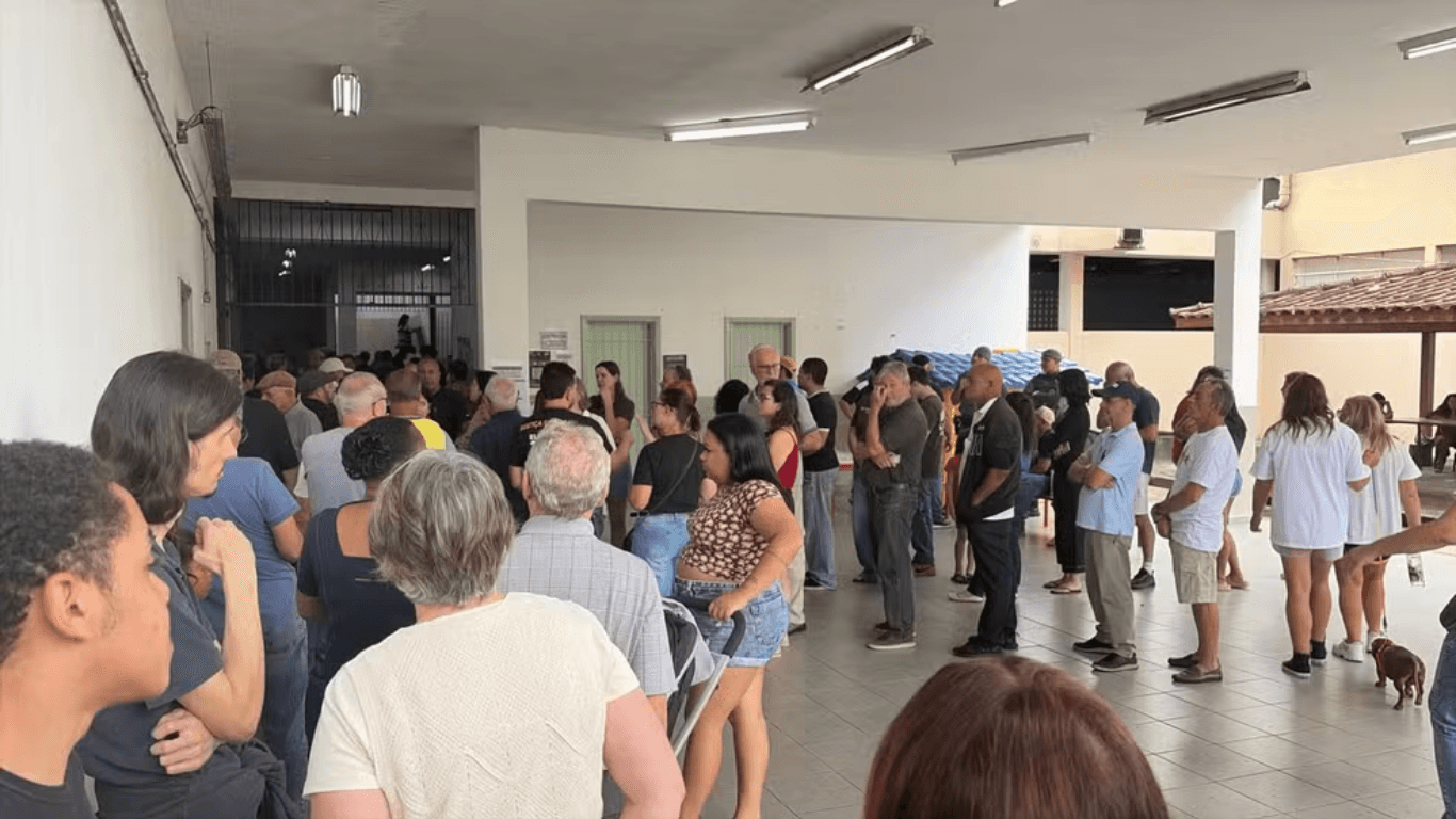 Eleitores que estiverem na fila às 17h ainda poderão votar; entenda a regra