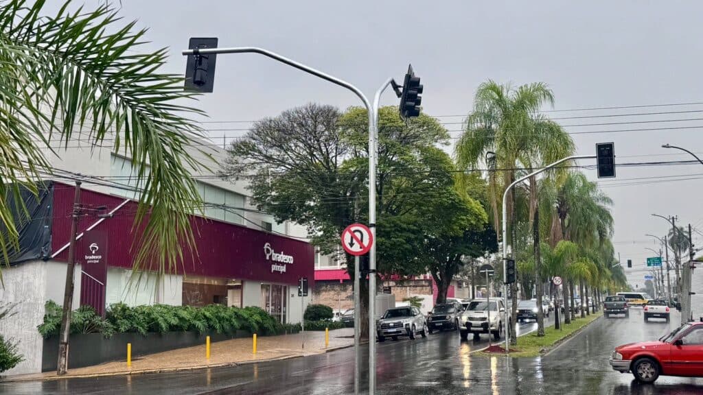 Novos semáforos da avenida Carlos Botelho ainda não têm data para começar a funcionar