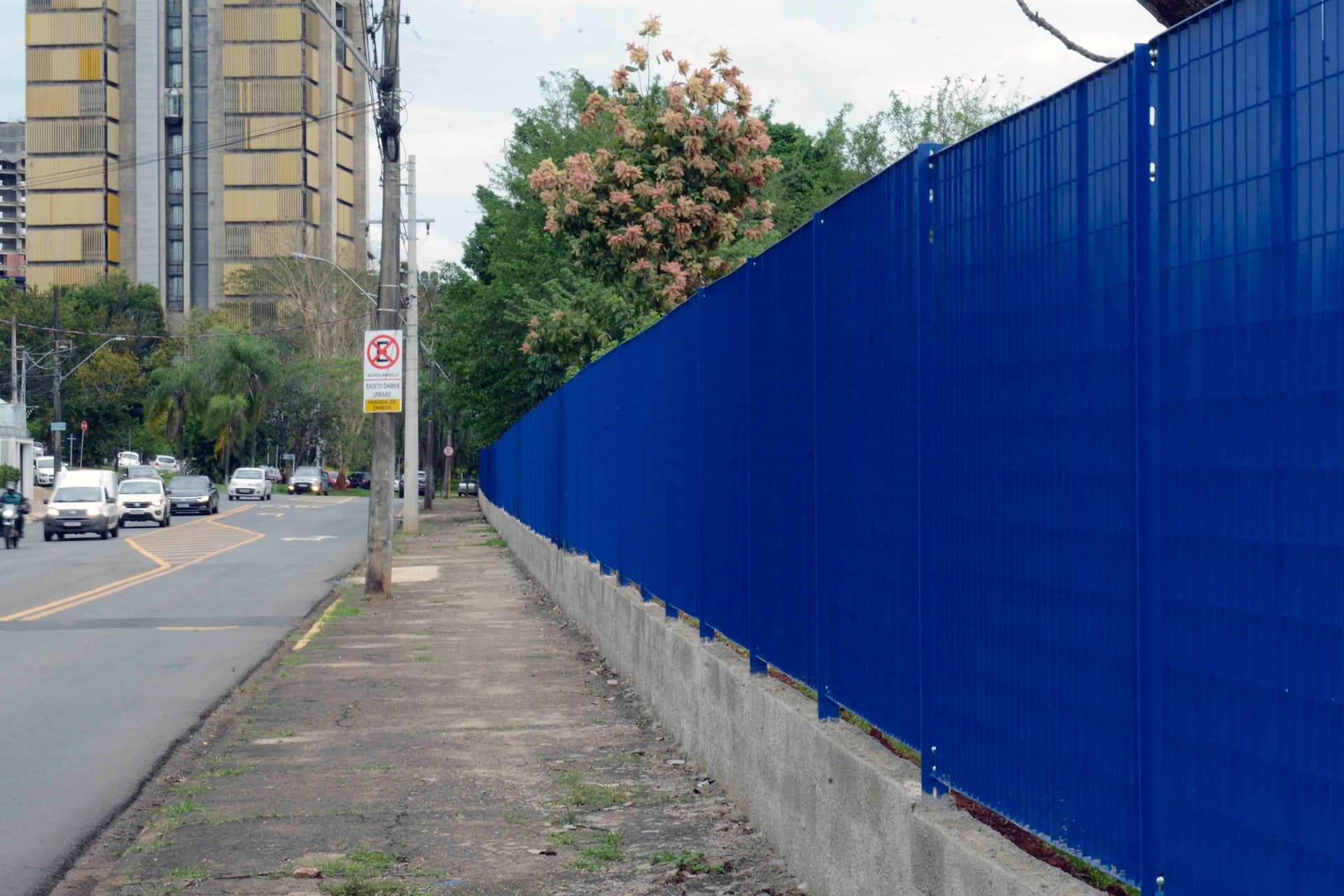 Novo cercamento está sendo instalado no Parque da Rua do Porto