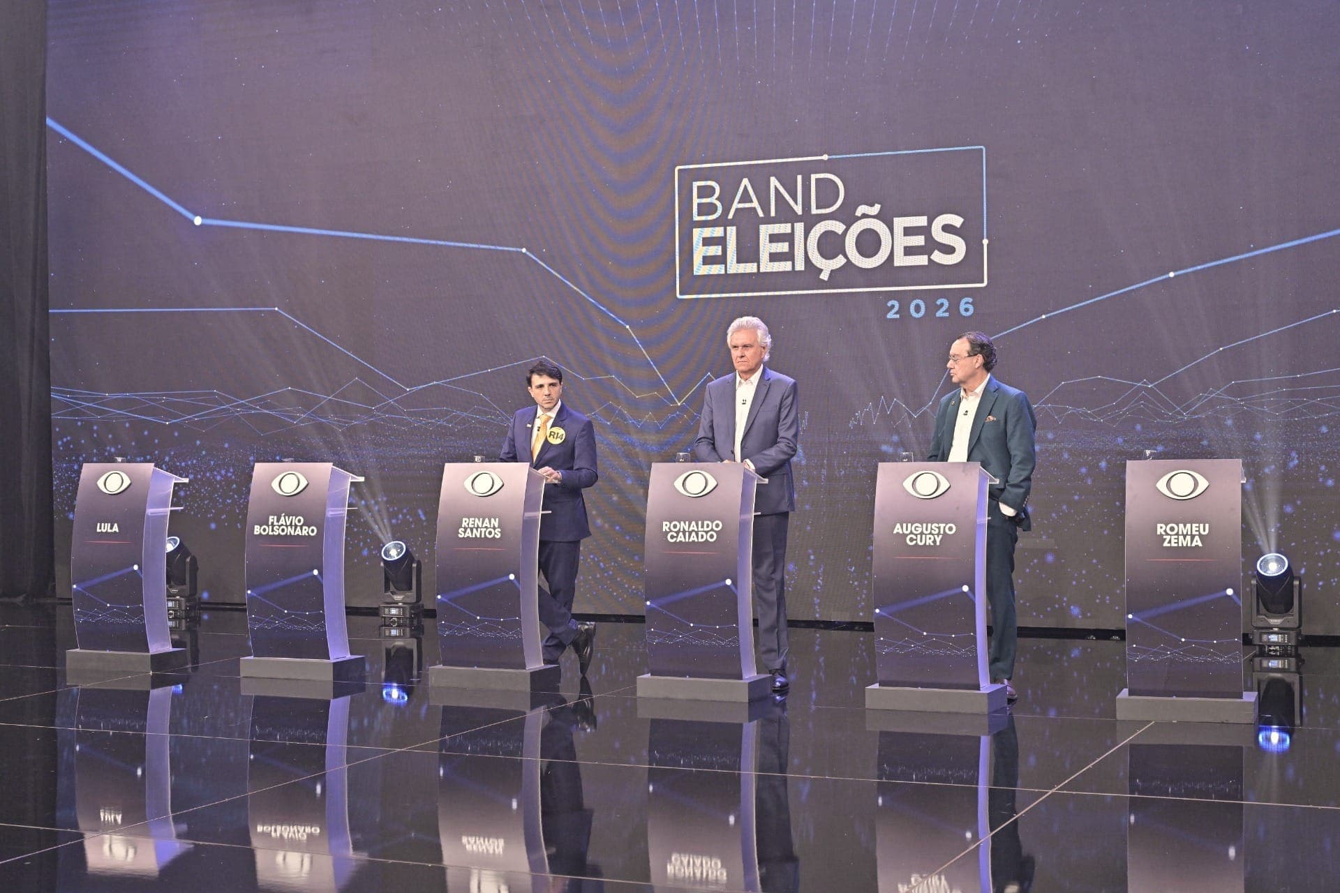 Sem Lula e Flávio Bolsonaro, primeiro debate na Band é marcado por púlpitos vazios e ataques à polarização