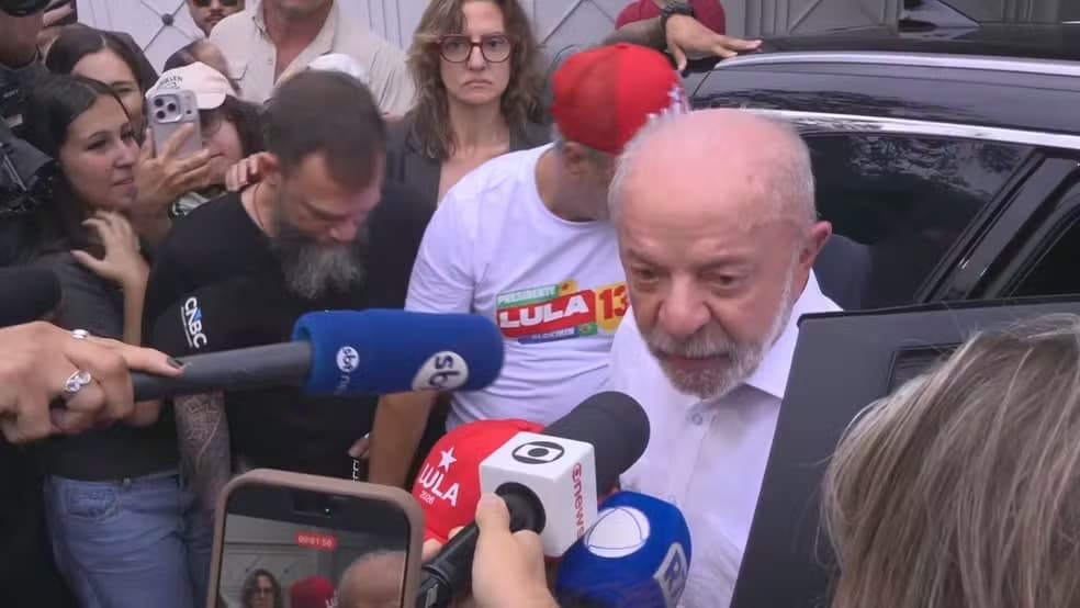 Lula diz que vai votar agradecido aos brasileiros e critica Flávio Bolsonaro