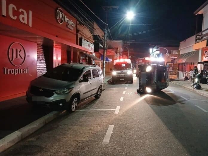 Motorista capota carro na Rua Nove de Julho