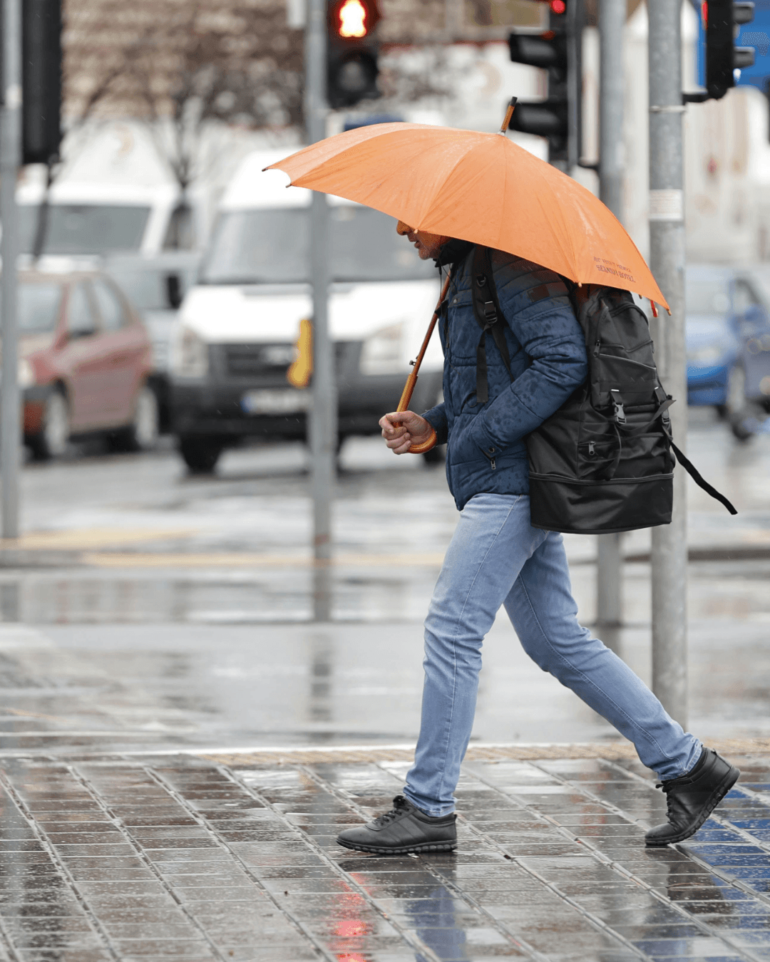 Frente fria traz chuva forte e ventania à Baixada